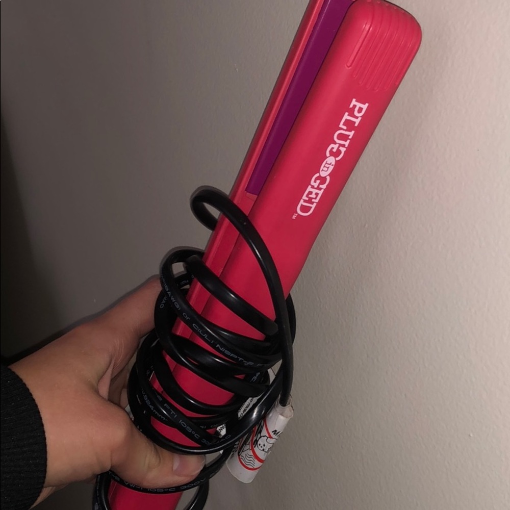 Plugged In Straightener
